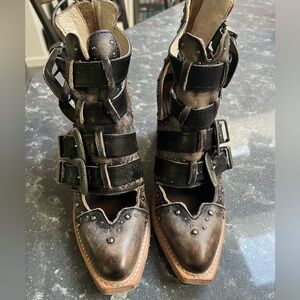 Freebird Judge Black and Brown Buckle Sandals